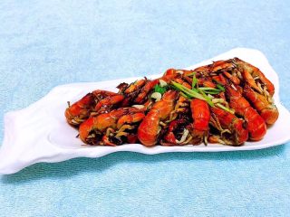 7、孜然粒炒蝼蛄虾,炒制好的蝼蛄虾装入盘中