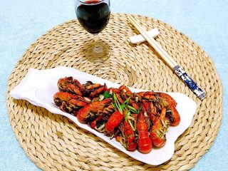 10、孜然粒炒蝼蛄虾,搭配着美酒别有一番滋味