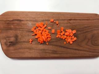 2、【宝宝辅食】杂蔬牛肉粥, 胡萝卜去皮切成小丁；