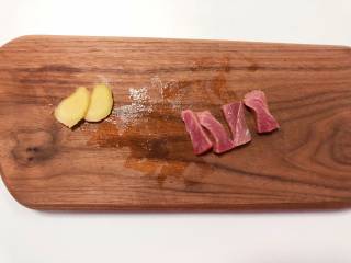 3、【宝宝辅食】杂蔬牛肉粥,牛肉切小条，切两片姜；