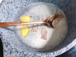 5、【宝宝辅食】杂蔬牛肉粥, 撇去浮沫，中小火把牛肉煮熟；