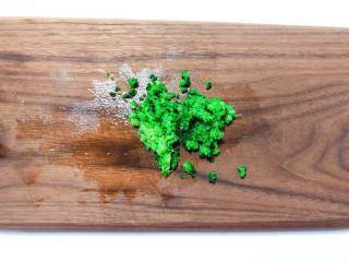 7、【宝宝辅食】杂蔬牛肉粥,捞出后把西蓝花的花朵部分切碎；