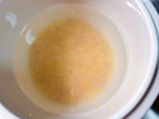 9、【宝宝辅食】杂蔬牛肉粥,米放入炖盅，小火熬制；