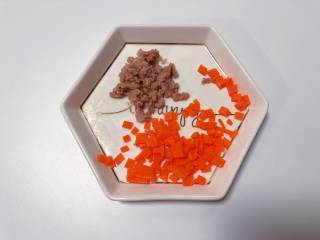 10、【宝宝辅食】杂蔬牛肉粥,熬制的过程中把配料准备好；