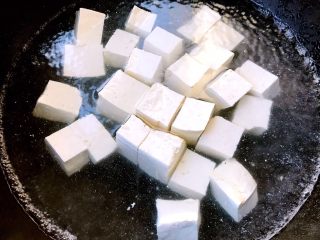 3、鲶鱼炖豆腐,豆腐切块在开水中焯水后沥干水份