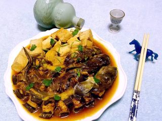 10、鲶鱼炖豆腐,来上一瓶美酒更加美好