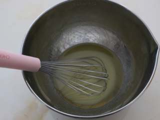 5、美味花生酥,玉米油中加入糖,搅拌均匀。