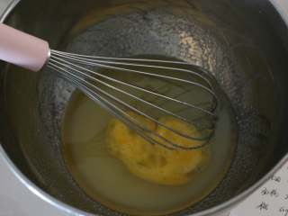 6、美味花生酥,加入鸡蛋液搅拌均匀。