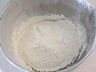 7、美味花生酥,筛入低粉和泡打粉、小苏打的混合物。