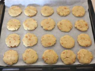 11、美味花生酥,烤盘铺油纸一张,将做好的酥饼放在油纸上,边缘留缝隙。