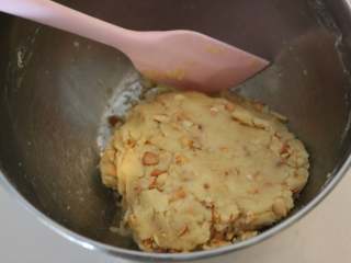 9、美味花生酥,用刮刀搅拌均匀,揉成团。