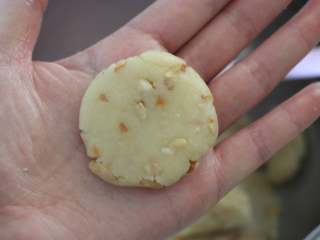 10、美味花生酥,取一小块面团,每个约25g,揉圆,轻轻用手掌压扁。