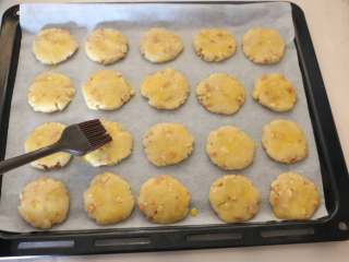 12、美味花生酥,薄薄地刷一层蛋液。