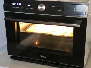 13、美味花生酥,烤箱提前预热,180度,13分钟:,上色满意即可。