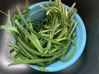 2、韭菜炒鸡蛋,韭菜冲洗干净