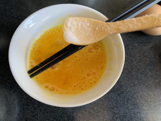 4、韭菜炒鸡蛋,鸡蛋打散，加点盐