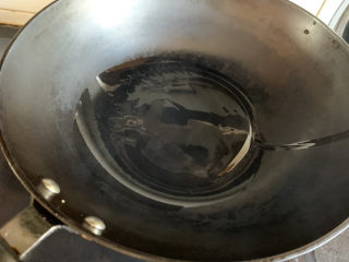 5、韭菜炒鸡蛋,热锅倒油