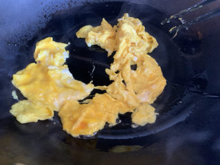 7、韭菜炒鸡蛋,快速搅拌