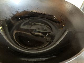 9、韭菜炒鸡蛋,锅内倒油