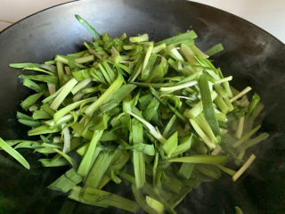 10、韭菜炒鸡蛋,倒入韭菜翻炒