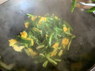 13、韭菜炒鸡蛋,翻炒均匀就可以出锅了