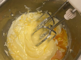 6、巴斯克芝士蛋糕,同样用低速混合均匀