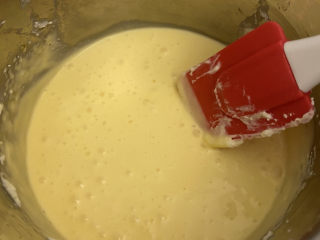 8、巴斯克芝士蛋糕,混合好后用刮刀整理一下边缘,再消一下小气泡