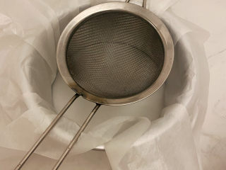 15、巴斯克芝士蛋糕,可把过筛网放在六寸蛋糕模具中过筛奶油奶酪面糊