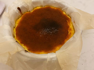 19、巴斯克芝士蛋糕,成功出炉,如果喜欢焦点的朋友可以再延长2-3分钟