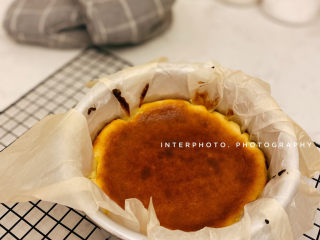 20、巴斯克芝士蛋糕,要放凉后,如果可以,最好冷藏过夜