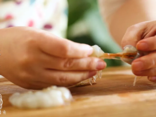 1、宝宝虾条9m+,首先，鲜虾去虾头~