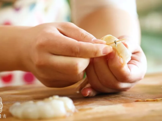 2、宝宝虾条9m+,挑出虾线~