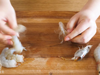 3、宝宝虾条9m+,取出虾仁~