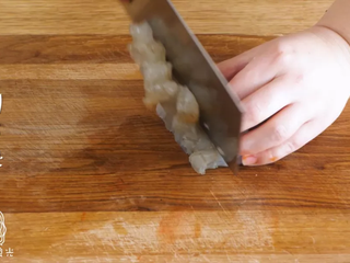 4、宝宝虾条9m+,处理好的虾切成小块~