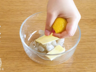 5、宝宝虾条9m+,往虾块中放入三片姜片，挤入柠檬汁，搅拌充分，腌制十分钟~