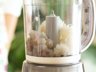 6、宝宝虾条9m+,将熟米饭和虾块放入辅食机，加入适量清水，搅打成泥~