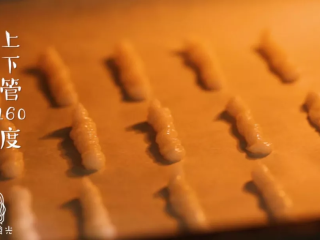 7、宝宝虾条9m+,将烤盘放入烤箱，上下管160度，烤30分钟~