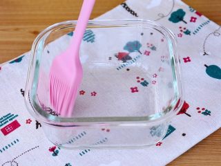 2、山药鸡蛋蒸糕,耐高温容器四周刷油