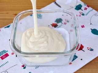 3、山药鸡蛋蒸糕,倒入搅打蓬松的山药鸡蛋糊