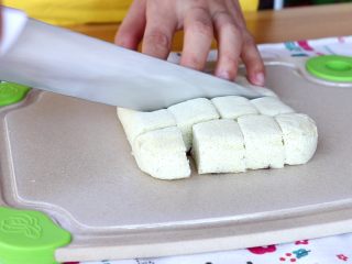 5、山药鸡蛋蒸糕,倒扣脱模，揭掉油纸，切小方