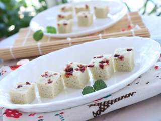 6、山药鸡蛋蒸糕,大月龄的宝宝，可以将这款蒸糕当作主食，搭配奶类，各种粥、糊等，作为一餐哦！