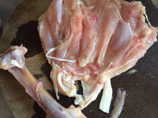 5、香菇滑鸡粥,鸡腿用剪刀剔骨