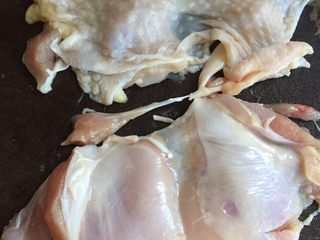 6、香菇滑鸡粥,撕皮，然后切丝，再切丁