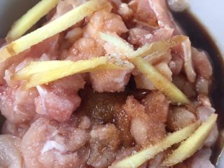 7、香菇滑鸡粥,放碗中后加入盐，生抽，料酒，生姜搅拌均匀