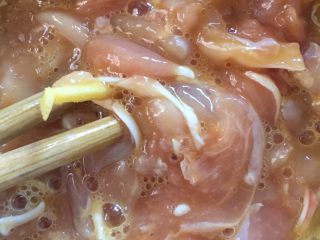 9、香菇滑鸡粥,搅拌均匀后腌制几分钟