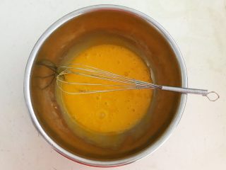 4、茶香戚风蛋糕,先把蛋黄打散