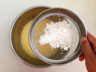 9、茶香戚风蛋糕,在鸡蛋液中筛入低筋面粉