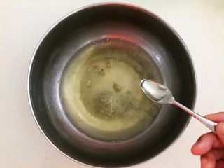 13、茶香戚风蛋糕,在鸡蛋清里加入几滴柠檬汁