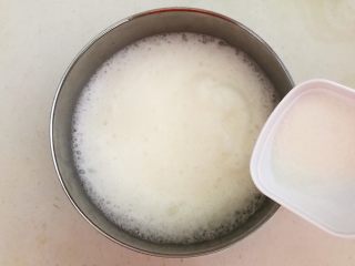 16、茶香戚风蛋糕,继续打发至蛋清小细泡的时候再加入10克才白砂糖