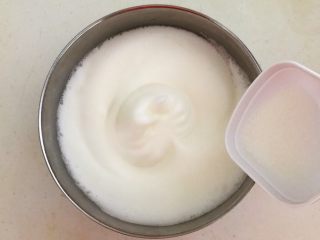 17、茶香戚风蛋糕,继续打发至泡沫细腻的时候再加入10克白砂糖